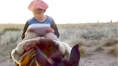 Tiene 7 años y recorre larga distancia a caballo para poder enviar su tarea