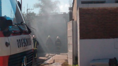 Hacían fuego para asar un lechón y generaron un incendio