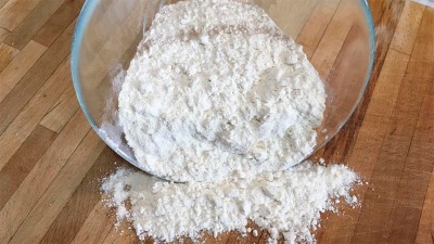 Prohibieron dos marcas de harina, un alcohol en gel y un salame