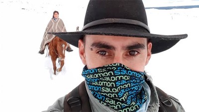 Agente sanitario y enfermera recorren kilómetros sobre la nieve y a caballo