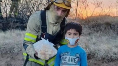 Tiene 5 años y usó sus ahorros para comprarle criollitos a los bomberos