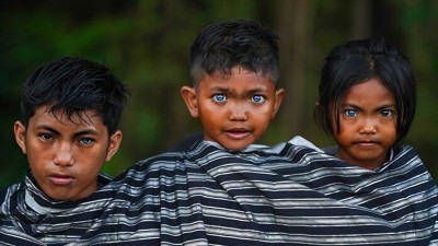 Ojos azules y brillantes: una tribu de Indonesia sorprende con su rara característica