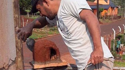 Albañil cambió de lugar el nido de un hornero y le hizo mejoras