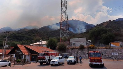 Incendios activos en Córdoba: el fuego avanza sobre la Aerosilla de Los Cocos