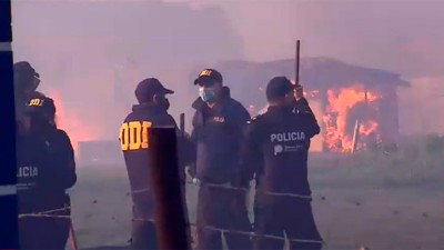 Tensión en Buenos Aires: Empezó el desalojo de los terrenos en Guernica