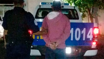 Ocultó una moto robada, pasó ante los policías que lo buscaban y lo detuvieron