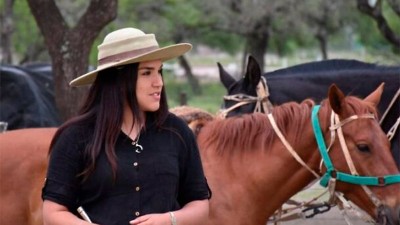 Una joven fue aplastada por un caballo, sufrió graves heridas y está internada