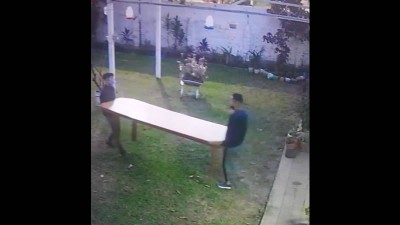 Saltaron un paredón y se robaron una mesa de una parroquia