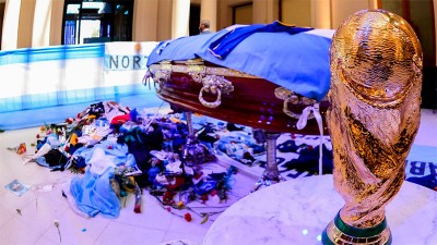 Retiraron el féretro de Maradona del salón y se cortó el ingreso al velatorio