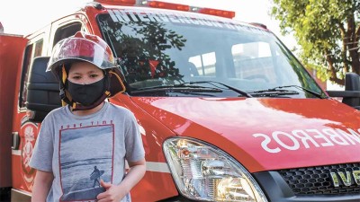 Venció al cáncer, se recuperó de coronavirus y lo pasearon como héroe