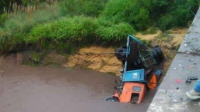 Impactante accidente en la Ruta 18: un camión cayó a un arroyo