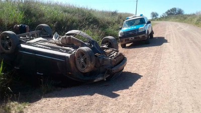 Volcó su auto, lo dejó abandonado para disfrutar del día y luego regresó por él