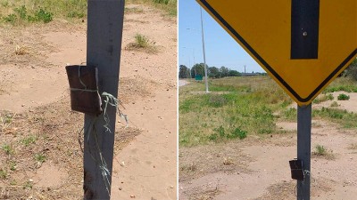 Halló billetera en la ruta y la dejó atada a un cartel para que la encuentren