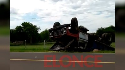 Camión cargado con arena volcó y terminó con sus ruedas para arriba