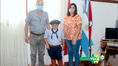 Destacaron a niño payador y recibió la distinción con sus prendas gauchas