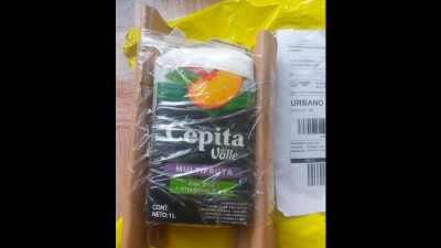Compró un celular por internet y le entregaron un sobre con una cajita de jugo