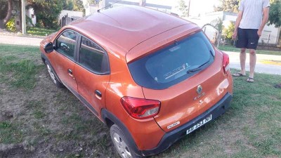 Paró a comprar en la estación de servicio y su auto terminó en una alcantarilla