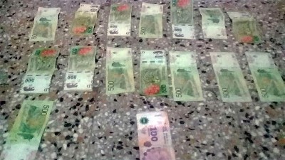 Le faltaban $20.000 y hallaron parte del dinero debajo de la cama de su hija