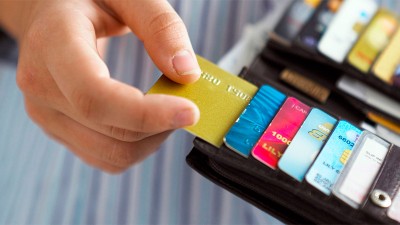 Tarjetas: por qué conviene cancelar el saldo en dólares antes de fin de año