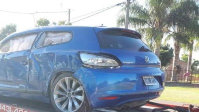 Automóvil impacto con el paredón del puente sobreelevado del acceso a Strobel