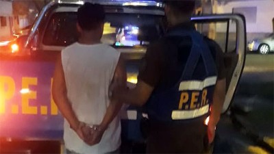 Quiso robar un reflector, lo persiguieron en camioneta y terminó detenido