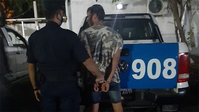 Comieron, bebieron y se fueron sin pagar: uno fue detenido