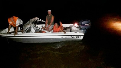 Rescataron a cuatro jóvenes en el río Paraná: estaban varados con la lancha rota