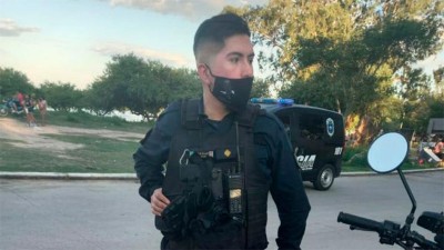 Policía se tiró al agua con el uniforme y salvó a dos hermanitos que se ahogaban