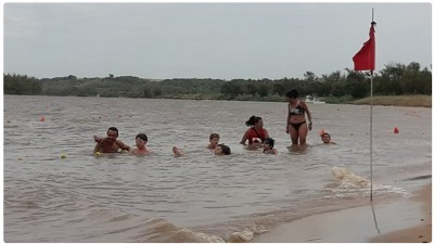 La Escuela de Triatlón del Paraná entrena en aguas de Valle María
