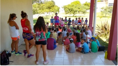 La Escuela de Triatlón del Paraná visitó la Colonia de Vacaciones