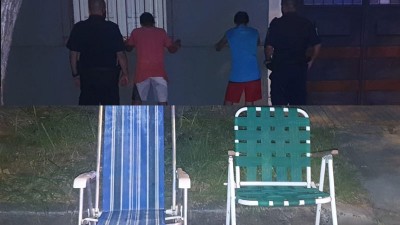 Iban corriendo por la calle con dos sillones y los interceptó la Policía