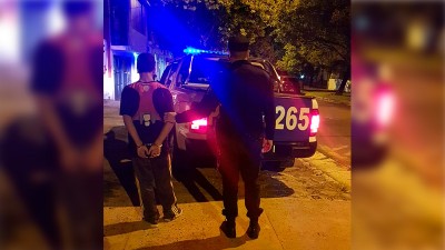 Lo demoraron por el robo de combustible a autos estacionados en la calle