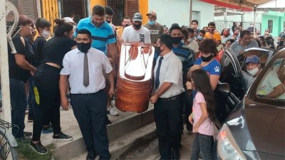 Emotiva despedida a Abigail Jiménez con llantos, aplausos y caravana