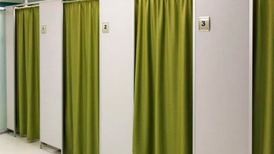 Denunció que le sacaron fotos mientras se probaba ropa en un comercio