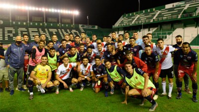 Para el recuerdo: Tras el partido, los planteles de River y el Depro, juntos para la foto