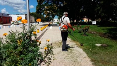 Intendente entrerriano aprovechó el feriado para cortar el pasto en su ciudad