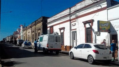 Vestidos como policías, asaltaron a una familia y le robaron dinero y una Hilux