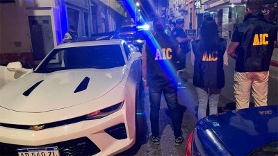 Detuvieron a pareja acusada de estafa y se trasladaban en un Chevrolet Camaro