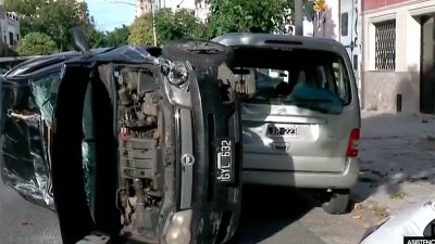Insólito: mujer chocó varios autos, volcó, salió del rodado y mordió a policías