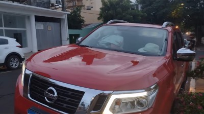 Filmó a pareja intimando en vehículo en la vereda de su casa: Pagate el telo
