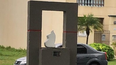 Dañaron una escultura emplazada en el Día de la Mujer