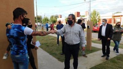 Se entregaron nuevas viviendas en Valle María financiadas por la provincia