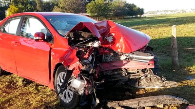 Conductor fue hospitalizado tras destrozar el automóvil contra un árbol