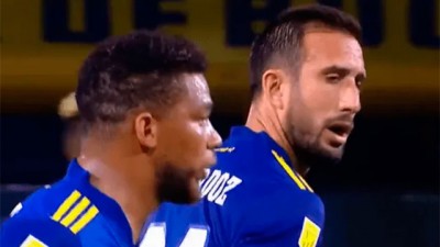 Insólito: Frank Fabra le pegó una cachetada a Izquierdoz en pleno partido