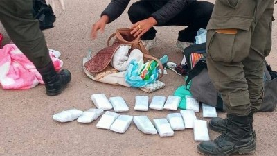 Trasladaban 372.900 dólares falsos en un automóvil y los descubrieron