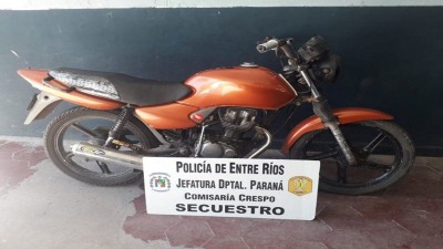 Un motociclista evadió un control e intentó chocar a un policía en Crespo