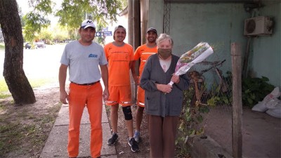 Cumplió 80 años y recibió una sorpresa de los recolectores de residuos