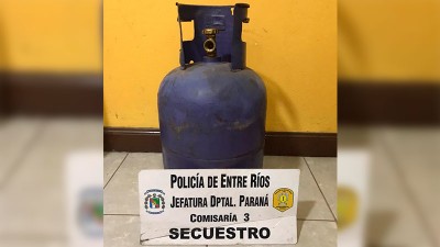 Lo interceptaron mientras corría con una garrafa que había robado minutos antes