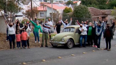 Docente debió vender su auto, pero sus alumnos lo compraron y se lo devolvieron