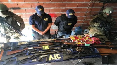 Desbaratan una banda de policías que vendía armas en Victoria y Rosario